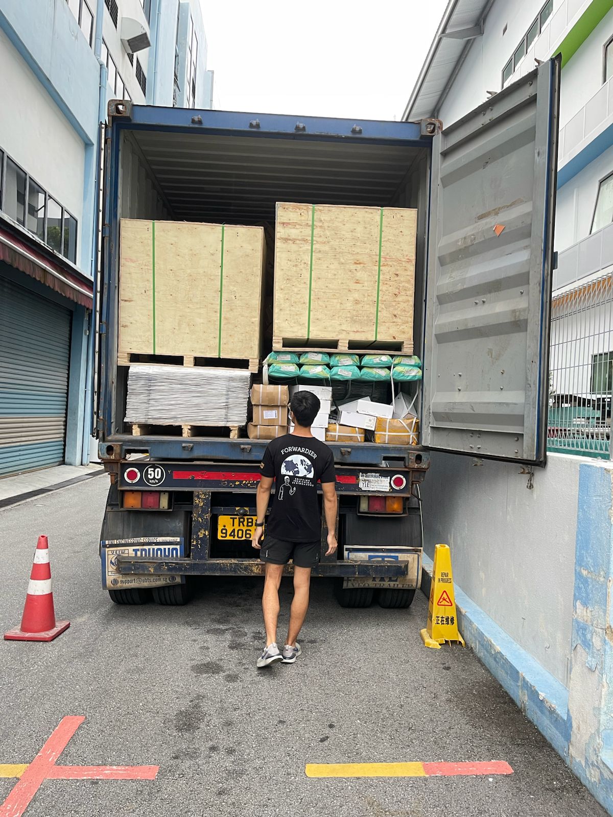 Forwardier's founder nicklaus unloading of freight forwarding parcels from china to singapore
